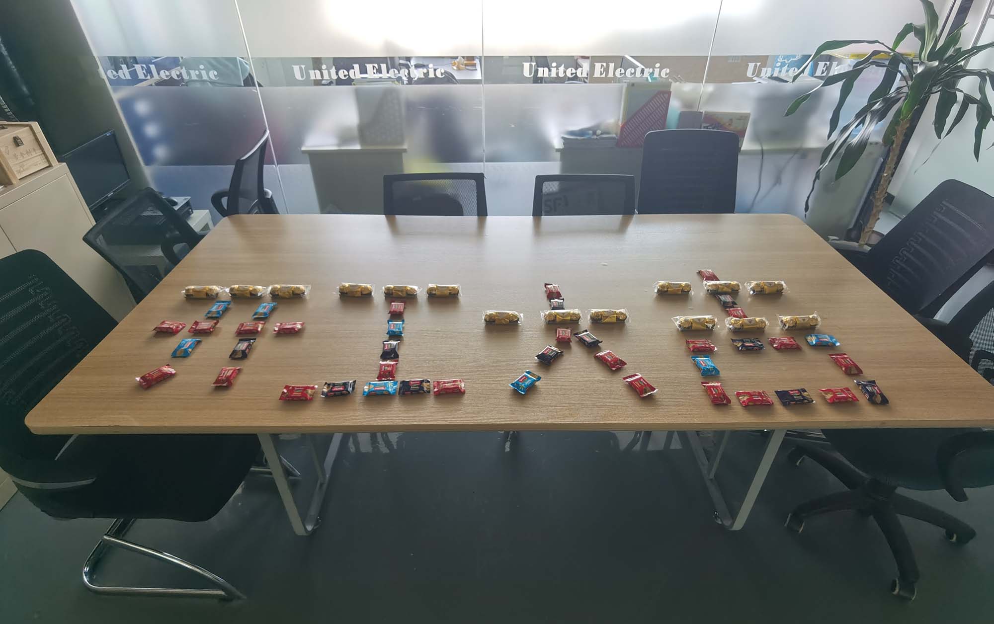 ​My colleague used candy to make four Chinese characters for 